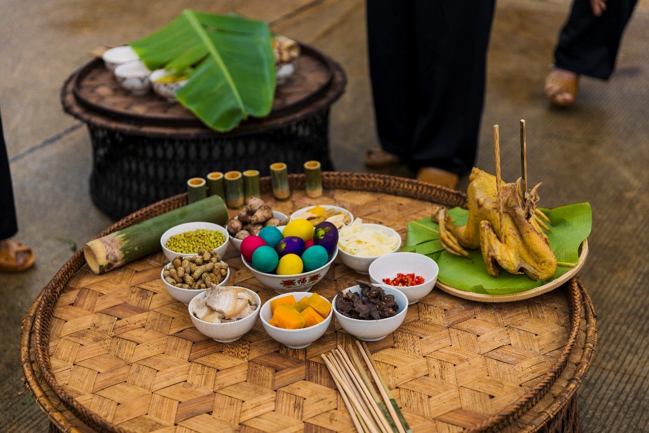 Hàng ngàn du khách lên Fansipan trẩy hội, đón mùa vàng đẹp nhất năm- Ảnh 4.