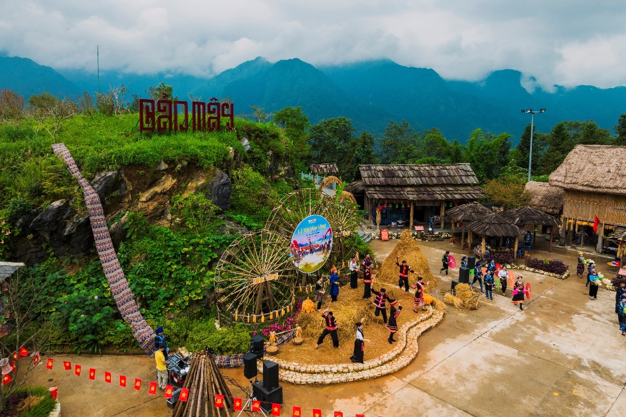 Hàng ngàn du khách lên Fansipan trẩy hội, đón mùa vàng đẹp nhất năm- Ảnh 8.