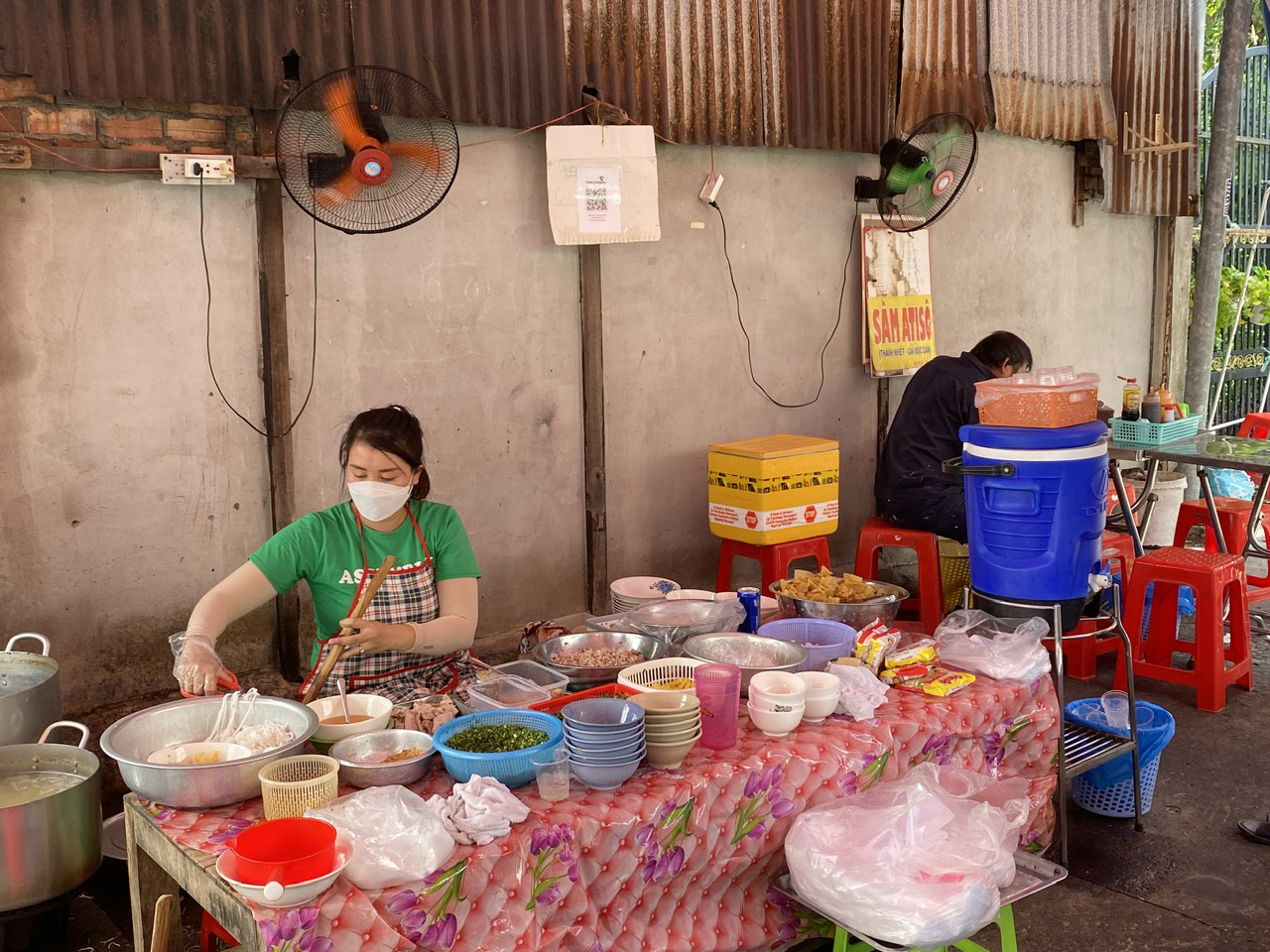 Mì bà Chín hơn 30 năm tại Bình Dương nổi danh với món hoành thánh chiên - Ảnh 2.