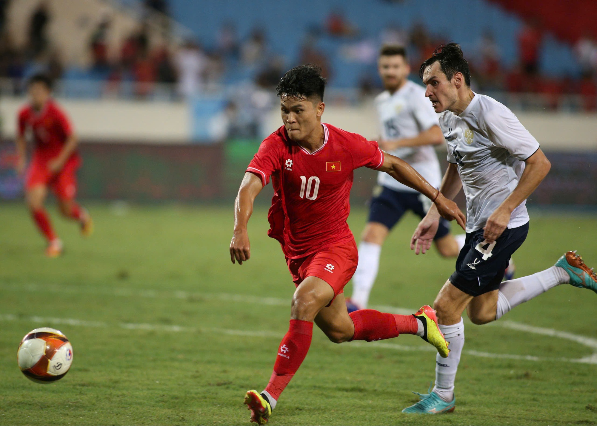 Mất người rồi chịu penalty, tuyển Việt Nam vẫn kiên cường thắng Malaysia - Ảnh 2.