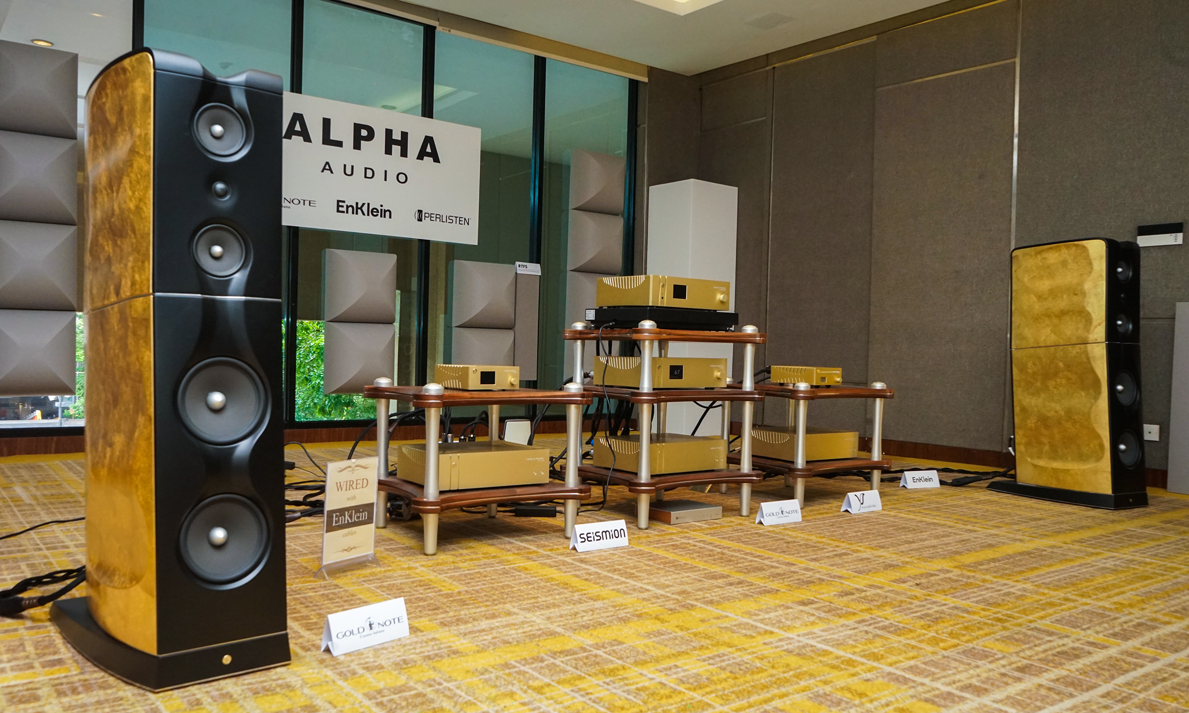 Dàn âm thanh dát vàng đến từ Alpha Audio cũng nhận được sự quan tâm lớn từ khách tham quan.