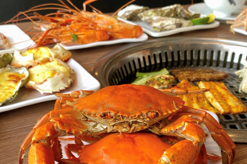 Ăn buffet hải sản đút túi 10kg mang về, khổ chủ đặt bàn tiệc lên tiếng